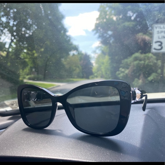 BRAND NEW Chanel butterfly sunglasses, w/a case and the box...